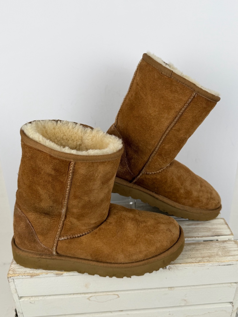 UGG Classic Short boots featuring a plush sheepskin lining women’s size 7 - Picture 4 of 13